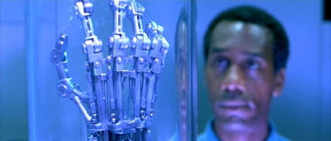 Fig. 3: The Terminator. Teknologiens overtag og ukontrollable pandemier er ofte fantasierne, der udraderer verdens befolkning.