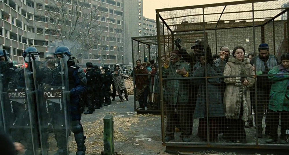 Fig. 5: Et skræmmende fremtids-Europa: Kampklædt politi og indvandrere i bure.