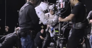 Fig. 10: Andre optagelser involverede dukkestrengsophæng (evt. delvis programmering af skuespillernes bevægelser), mens såvel scenen på jorden (65mm-film) samt de fleste af rumkabinescenerne var optaget i et traditionelt studie – som her, hvor kameraet er monteret på et Steadicam. De kunne dog stadig involvere robotstyret kamerabevægelse, og enkelte kamerabevægelser blev optaget i et motion capture-studie (se Bergery 2013).