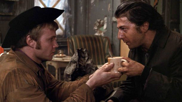 Fig. 10: Joe Buck og Rizzo – ”the odd couple” i Midnight Cowboy. Rizzos kommentar om, at Joes cowboyantræk da kun appellerer til bøsser, får et komisk ekko i Dallas Buyers Club, hvor flere bøsser i cowboyoutfit fejlagtigt antager at Ron også er en ”westernbøsse”.