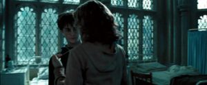 Fig. 16: Hermione hænger tidsvenderen om Harrys hals.