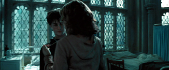 Fig. 16: Hermione hænger tidsvenderen om Harrys hals.
