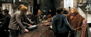 Fig. 4: Fru Weasley hilser på Harry.