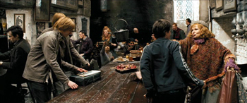 Fig. 4: Fru Weasley hilser på Harry.