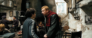 Fig. 5: Hr. Weasley henvender sig til Harry.