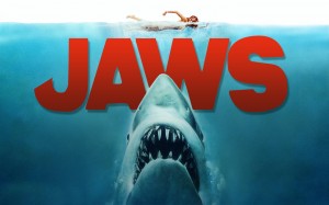 Fig. 2: Jaws (1975) regnes ofte for blockbusterens ”fader” pga. dens massedistribution, men er det en udstyrsfilm? Den mekaniske haj taler måske for et ”ja”, men var trods klippesnilde også filmens akilleshæl. Spielberg omtalte også drillende Jaws (1975) som den dyreste håndholdte film nogensinde.