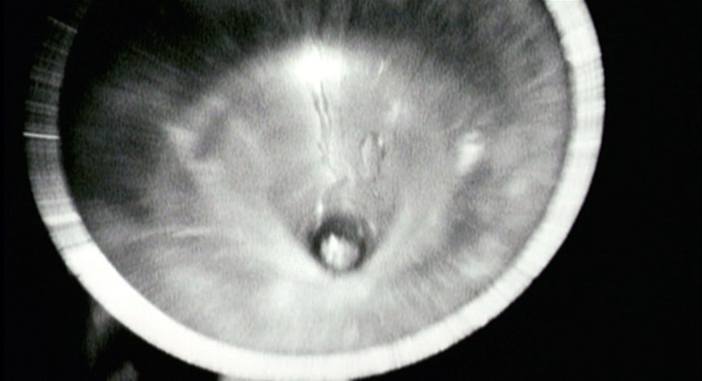 Fig. 6-8: I Brand Upon the Brain! giver en række lynhurtige klip – hvor hver indstilling optræder i 1-5 frames – af den såkaldte aerophone skiftevis tæt på, langt væk og pludselig helt tæt på billederne en auditativ kvalitet.