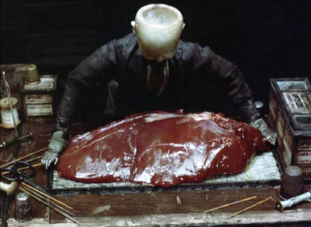 Fig. 11: I sin beskrivelse af det tredje kropsniveau – de indre organer – analyserer Barker blandt andet filmen Street of Crocodiles (1986).