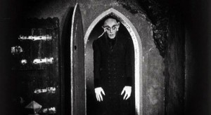 Fig. 1: Klip fra Murnaus Nosferatu (1922) dukker op i musikvideoen til Queen og David Bowies ”Under Pressure”.