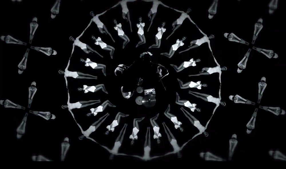 Fig. 3: I musikvideoen til Cloud Nothings’ ”Fall In” gøres der brug af en Busby Berkeley-lignende koreografi.