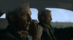 Fig. 2: McConaughey og Harrelson som henholdsvis Rust og Marty. Ikke mindst McConaugheys medvirken må siges at være lidt af et scoop i lyset af den himmelflugt hans karriere tog op til premieren på True Detective.