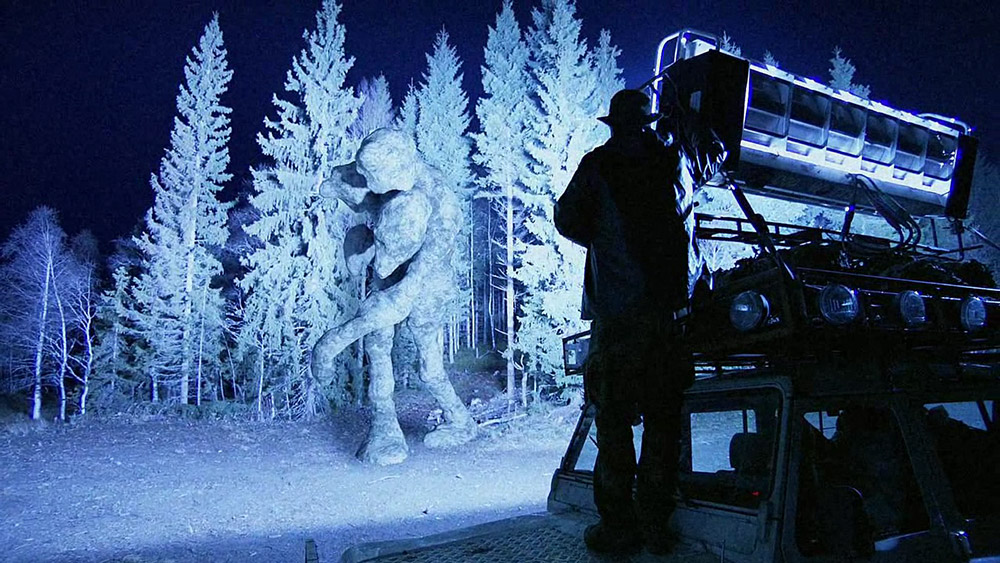 Fig. 9: Kaster man lys på en skygge, forsvinder den, siger man. Det gælder også for trolde – bare lyset er kraftigt nok.