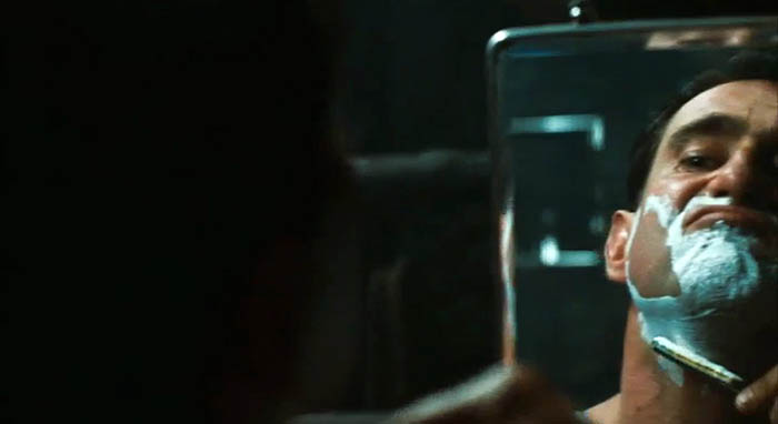 Fig. 1: Kaptajn Vidal (Sergi Lopez) barberer sig i El laberinto del fauno (2006, Pans labyrint).