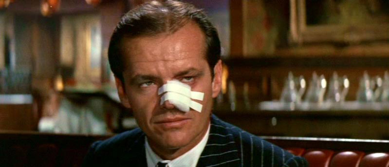 Fig. 3: Da Vidal skærer sig selv i del Toros film, minder det uvægerligt tilskueren om Roman Polanskis Chinatown (1974), hvor hovedpersonen J.J. Gittes (Jack Nicholson) bliver snittet i næsen.