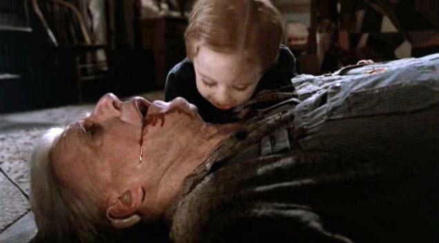 Fig. 4: Den opskårne mund i Pet Sematary (1989) er blandt filmens mest konventionelle chokelementer, og også i del Toros film har Vidals barberingsscener et vist, ofte underspillet, strejf af horror.