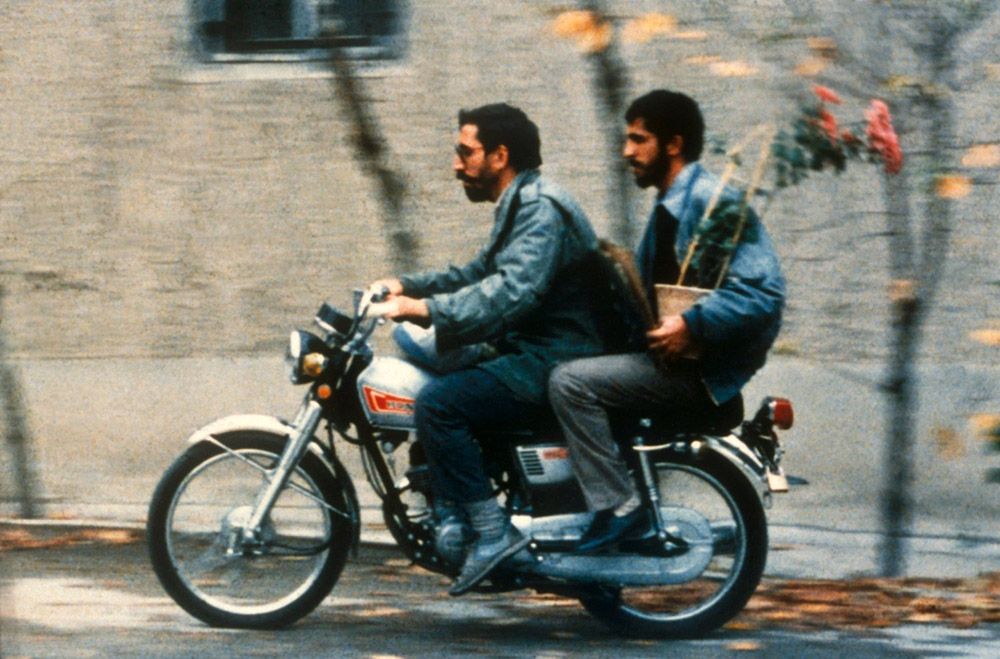 Fig. 7. Mohsen Makhmalbaf på knallert i Abbas Kiarostamis Close-Up, 1990.