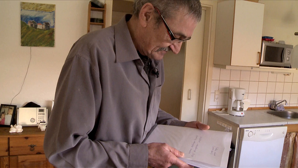Fig. 10: Svend med nogle af dokumenterne om tvangsfjernelsen af børnene.