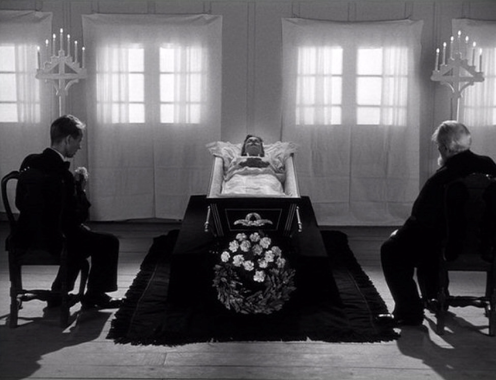 Fig. 2: Friedkins visuelle strategi i forhold til iscenesættelsen af de overnaturlige elementer i The Exorcist (1973) var inspireret af Dreyers behandling af en genopstandelse i sin film Ordet (1955).
