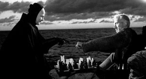 Fig. 8. Friedkins konfrontation mellem Merrin og Pazuzu i The Exorcist giver associationer til scenen i Ingmar Bergmans eksistentielle film Det sjunde inseglet (1957), hvor Max von Sydows karakter Antonius Block spiller skak med Døden.