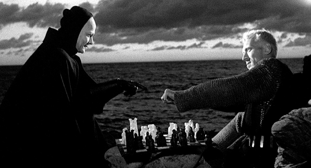 Fig. 8. Friedkins konfrontation mellem Merrin og Pazuzu i The Exorcist giver associationer til scenen i Ingmar Bergmans eksistentielle film Det sjunde inseglet (1957), hvor Max von Sydows karakter Antonius Block spiller skak med Døden.
