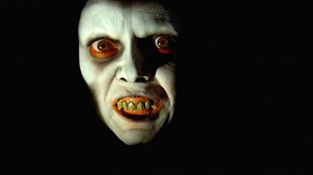 Fig. 13: Friedkins subliminale indklip af dæmonens ansigt illustrerer, hvordan dæmonen gradvist er ved at overtage Regans krop og sjæl. Begge subliminale nærbilleder af dæmonens ansigt var afviste make-up-tests af Regans besættelse.