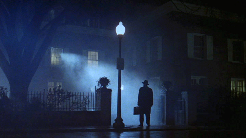 Fig. 18: Friedkin iscenesætter Merrin som en arketypisk borgerlig faderfigur, da han står uden for MacNeil-familiens hus.