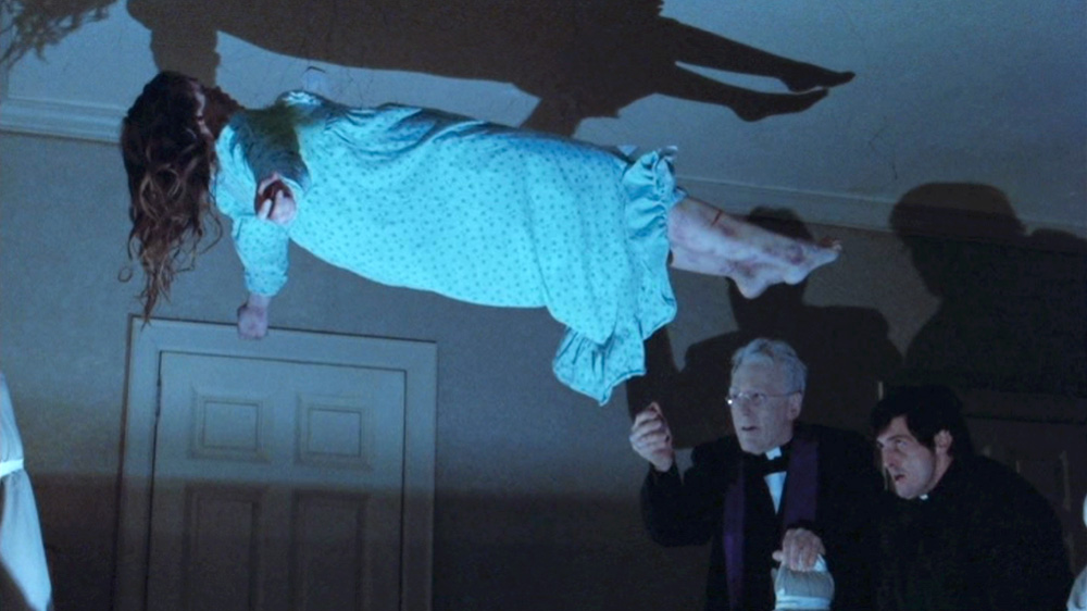 Fig. 19: Under eksorcismen messer præsterne: ”The power of Christ compels you!”