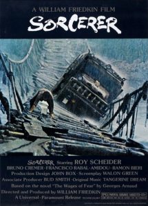 Fig. 1. Sorcerers filmplakat, der blev designet af Richard L. Albert, indkapslede den ene af de to lastbilers livsfarlige brokrydsning i junglen.
