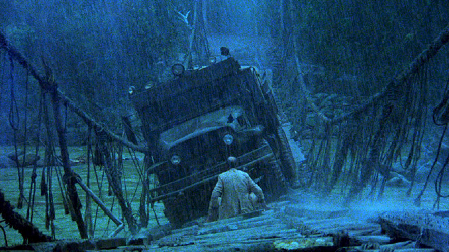 Fig. 4. I en af Sorcerers mest nervepirrende actionscener skal den ene lastbil krydse en pilrådden bro i junglen. Scenen var livsfarlig at optage for filmholdet og skuespillerne. Under masterclassen erkendte Friedkin, at det var dumt og arrogant af ham at bringe andre mennesker i livsfare.