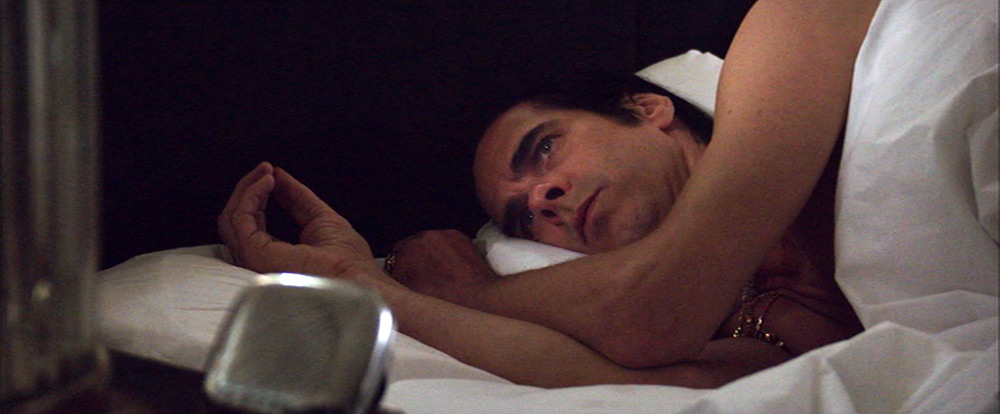 Fig. 2. Nick Cave sættes i gang af sit vækkeur efter en tilsyneladende søvnløs nat.