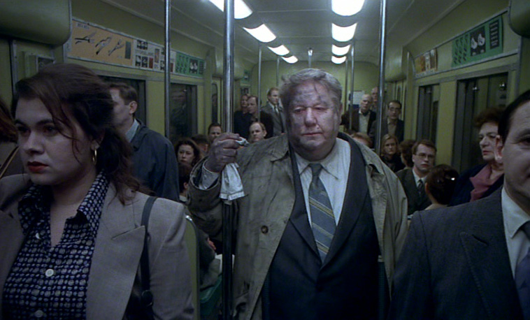 Fig.1: Östlunds film peger ofte i retning af landsmanden Roy Andersson, her Sange fra anden sal der også rummer en berømt transportscene.