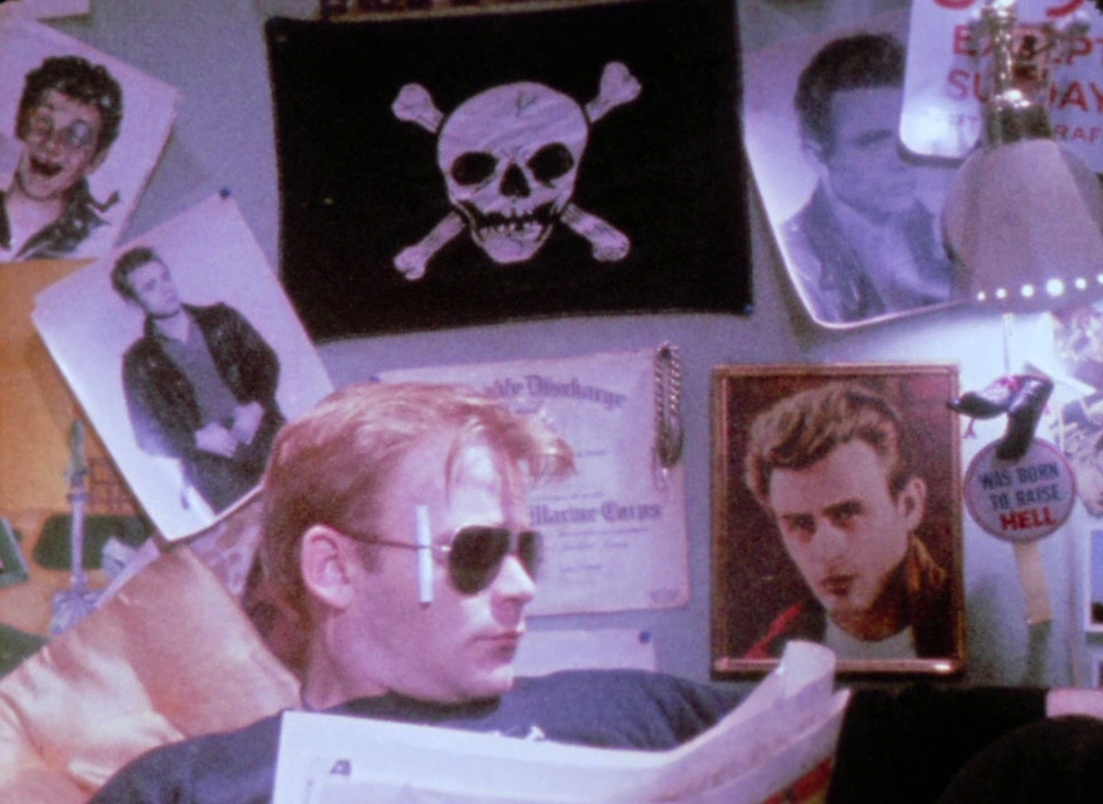 Fig. 11. Scorpios teenageværelse er et visuelt katalog af popkulturel ikonografi, der afspejler karakterens underbevidsthed. Væggene er tildækkede med plakater af afdøde James Dean.