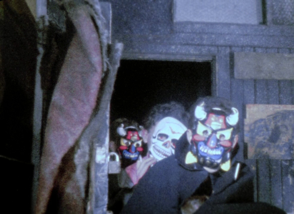 Fig. 15. De feststemte bikere er iført masker.