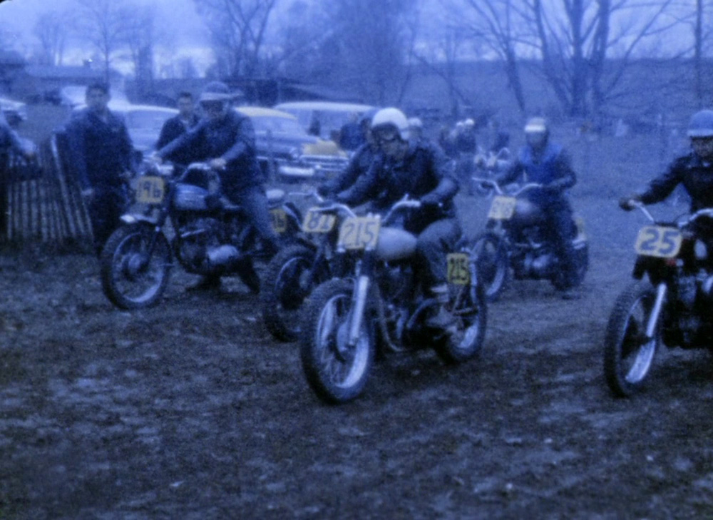 Fig. 17. Bikerne gasser deres metalhingste op.