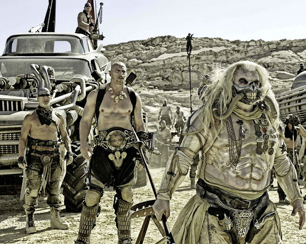 Fig. 3: Immortan Joe iklædt panser og maske.