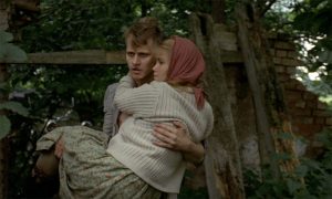 Fig. 2: Sven bærer Anna til skjulet. Denne scene danner det første led i en ledemotivisk kæde, der handler om Anna og Svens forhold. I filmens begyndelse bærer Sven Anna til skjulestedet som en brudgom ville bære sin brud over dørtrinnet. Midtvejs gengiver filmen visuelt Svens bryllupsfantasi, og til slut vælger Anna deres evige forening i døden. En slutning, der giver mindelser om Shakespeares Romeo og Julie.