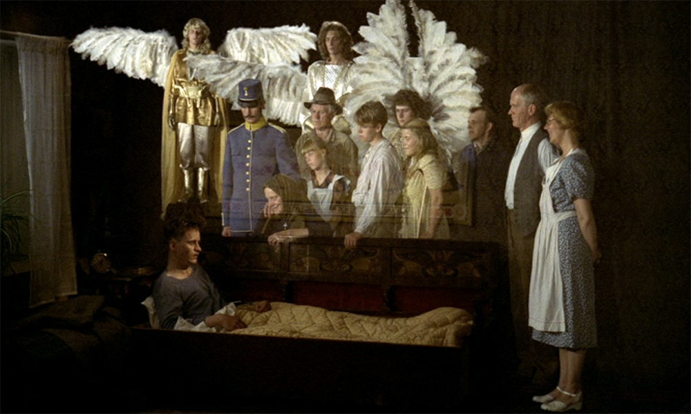 Fig. 7: I en enkelt scene i filmen har vi både dobbelteksponering og tableau. Det drejer sig om Svens takketale til hr. og fru Anderson. Her er Svens familie, venner og engle samlet omkring hans seng. Billedet minder om fremstillinger af den lidende, frelsende Kristus efter korsfæstelsen, som vi fx ser hos Maerten van Heemskerck.
