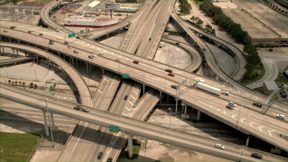 Fig. 6: En af mange supertotaler af forgrenede vejnet fra 1. sæson, der synes at understrege seriens labyrintiske karakter.
