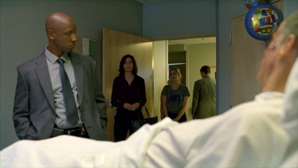 Fig. 11: Maggie og døtrene besøger Martin på hospitalet efter at han og Rust omsider har løst sagen. I afsnit 4 videreformidler Rust et ønske fra Marty om tid med børnene, da han taler med Maggie. Her efterkommes hans ønske fire afsnit og 17 år senere.