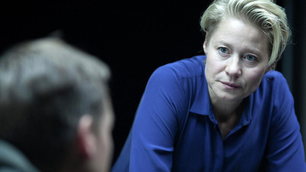 Fig. 5: Trine Dyrholm (f. 1972) i rollen som Hanne Lindberg, it-efterforsker hos Europol. De tyske replikker forhindrer på ingen måde Trine Dyrholm i at levere en overbevisende præstation.