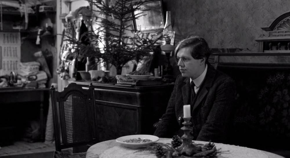 Fig. 6: Her har Haneke sat endnu en karakter i venteposition. Læreren fra Das weisse Band venter på en tomandssnak med kæresten Evas far.