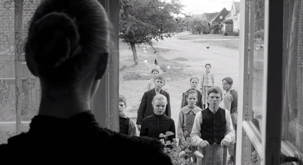 Fig. 15: Her en frame, der viser, at landsbyens børn på mistænksom vis dukker op i tide og utide.
