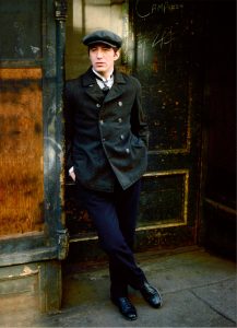 Fig. 4: Thommy Berggren er Joe Hill! Her i New Yorks gader efter ankomsten til USA, skildret i filmens berømte indledning.