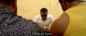 Fig. 2: Mahmoud, der er Jamils modstander indtil slutningen af filmen, pudser sine håndlangere på Jamil.