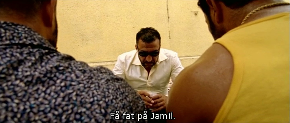 Fig. 2: Mahmoud, der er Jamils modstander indtil slutningen af filmen, pudser sine håndlangere på Jamil.
