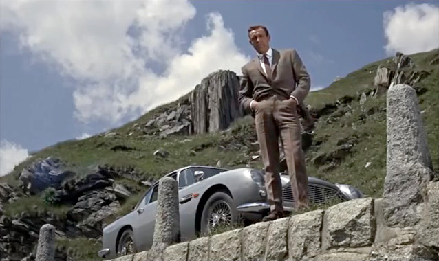 Fig. 4: Sean Connery som Bond i Goldfinger med Aston Martin DB5.
