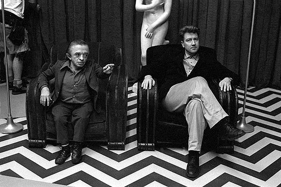 Fig. 1: TV-auteuren David Lynch på et af de karakteristiske Twin Peaks-setstykker sammen med skuespilleren Michael J. Anderson.