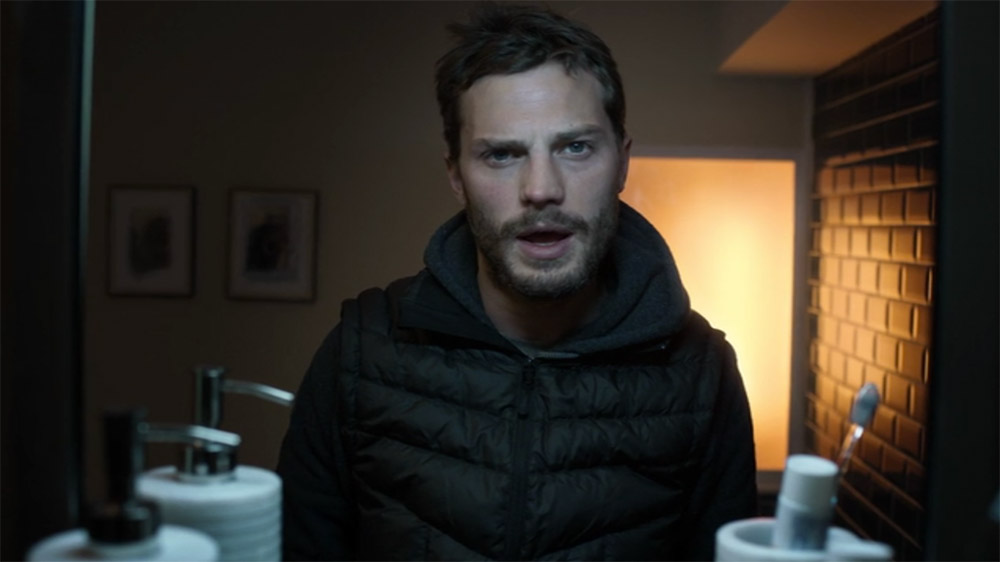 Fig. 1 Paul Spector tager masken af og betragter nærmest undersøgende sig selv i spejlet - ikke ulig den måde vi undervejs betragter ham, mens vi undrer os over hvad der driver den ellers så pæne mand til at begå sine grusomme mord.