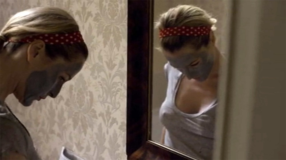 Fig. 3: Stella iført maske og en afslørende tynd og lidt nedringet trøje, der mimer fremstillingen af det kvindelige offer som erotisk objekt. Ud over forbindelsen til Spector spiller masken også på den anonymitet eller identitetsløshed, som kendetegner mange kvindelige horror- og thrillerofre.