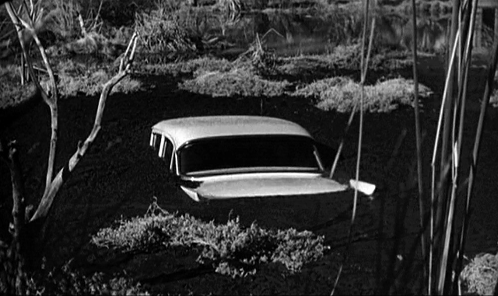 Fig. 13: I Psycho støder bilen tilsyneladende på grund, med potentielt fatale konsekvenser for den psykopatiske Norman.